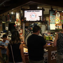 19：00すぎでもレジには行列、カード可