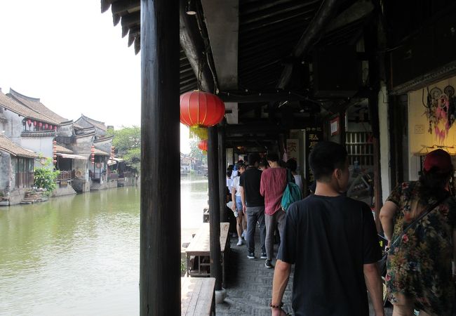 水路に面した長廊で、お土産物屋や飲食店などが軒を連ねています。