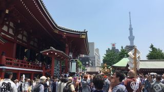 お祭りで賑わう浅草寺
