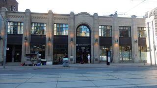 繁華街のダンダス＝ヤングからもほど近く。ターミナルにありがちな治安の悪さもないです。