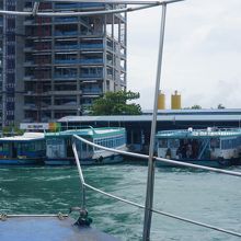 マレ南西の港から出発です。