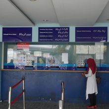 売り場で切符を買ってください。USドルが使えます