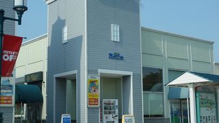 「レンタカー会社の街の中心にある」と言ったら失礼かな。アパレルが中心みたい。