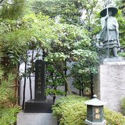弘法大使像の隣です