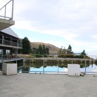 奥に見えるのがマウントジョンとテカポ湖