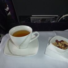 往路CA164の食事前のナッツとお茶