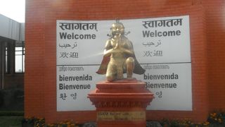 首都の空港とは思えない小さな空港