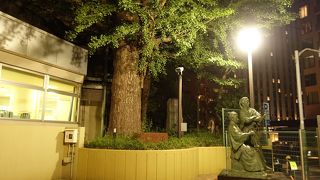 銅像とイチョウの木