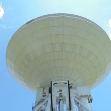 真下から見た電波望遠鏡