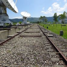 アンテナ移動のための東西レール