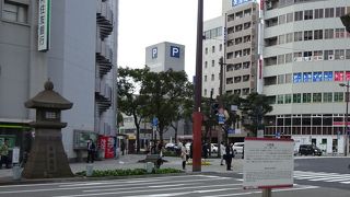 道の両脇にある立派な燈籠