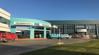 空港でこんな充実施設だと乗り継ぎ時間では間に合わない