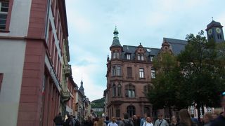 色々なお店が立ち並び、人通りの多い通り。