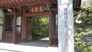 山門前に石柱があります