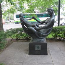 花の母子像「愛」 