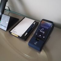 部屋付のスマートフォン。すぐにフリーズして使い物にならなかっ