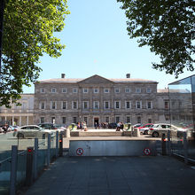 ツアーの受付は右側の入口で