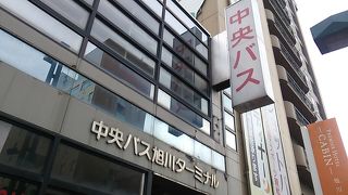 札幌行きのJRの特急が運休時にはターミナル内に人が溢れる場合があります