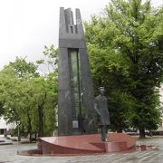 独立運動の指導者で、リトアニア国歌の作詞者の名前を付けた広場