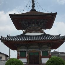 瓦と茅葺の面白い仏塔