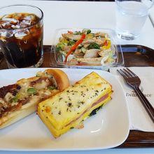 パンは温めてもらって、サラダをつけて800円くらい。