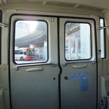 小型バスの後ろはこんな感じでした。