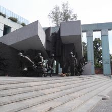 巨大なモニュメント