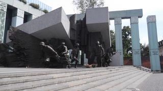 巨大なモニュメントで戦争の歴史を表現