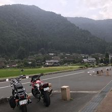 無料の駐車場は、幹線道路沿いの集落近くに設けられている。