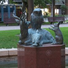 「奉仕の道」の像 