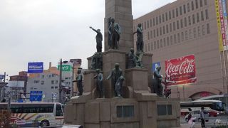 鹿児島中央駅前にある像