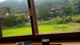 合掌造りの建物が眺められる素敵なカフェ