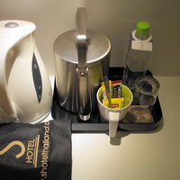 冷蔵庫なし、氷入れあり。氷はもらえます。