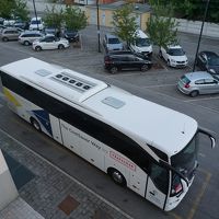 広い無料駐車場がある。