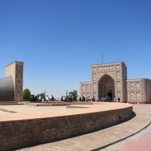 左側の建物が天文台跡、右が博物館