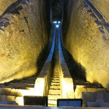 下に降りて行けるのかと思っていたら柵があって行けない