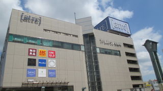 駅の２Ｆの改札口から直結しています。