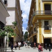キューバの旧市街の昔ながらの面影を残す通りです。