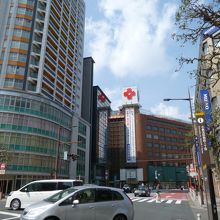 赤い｢井｣のマークがロゴです