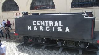 建物の外に蒸気機関車が飾られている民芸品市場です。