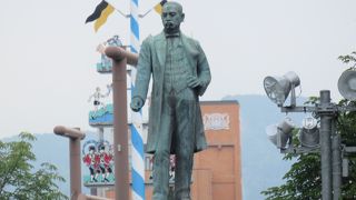 台座の後ろには・・・