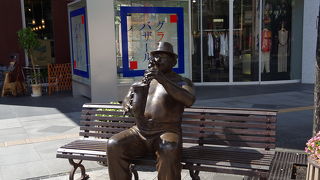 ついカメラを向けたくなるほのぼののした銅像