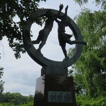 「のびゆく子等」の像 