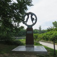 「のびゆく子等」の像 