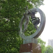 「のびゆく子等」の像 