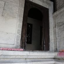 異教徒が入るには許可が公式にいるとの事　