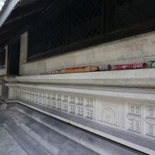 お祈り用の敷物が至る所に丸めてあった　