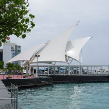 帆船を模した桟橋