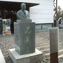 伊予西条駅を出て右手、線路沿いにあります。