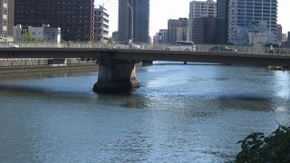 堂島川に架かる渡辺橋の一つ下流の橋